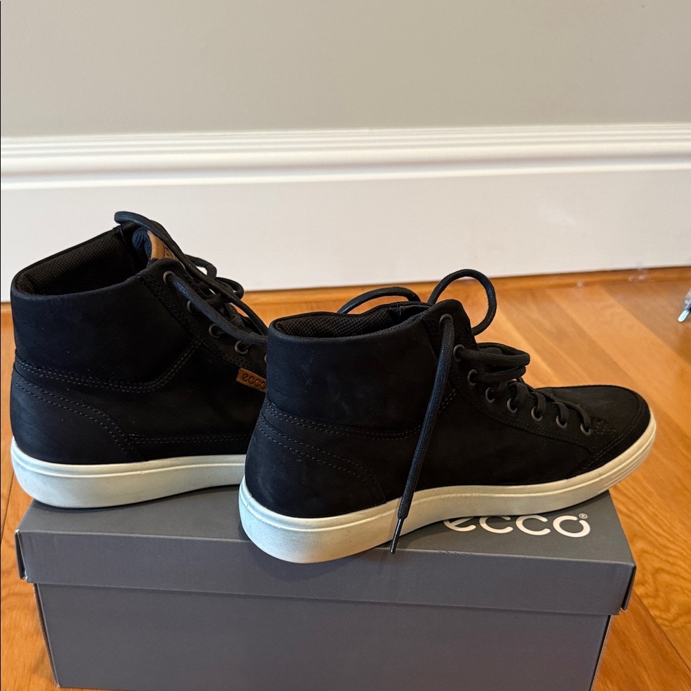 Men’s Ecco Black High-Top Sneakers with White Sole size 9-9.5